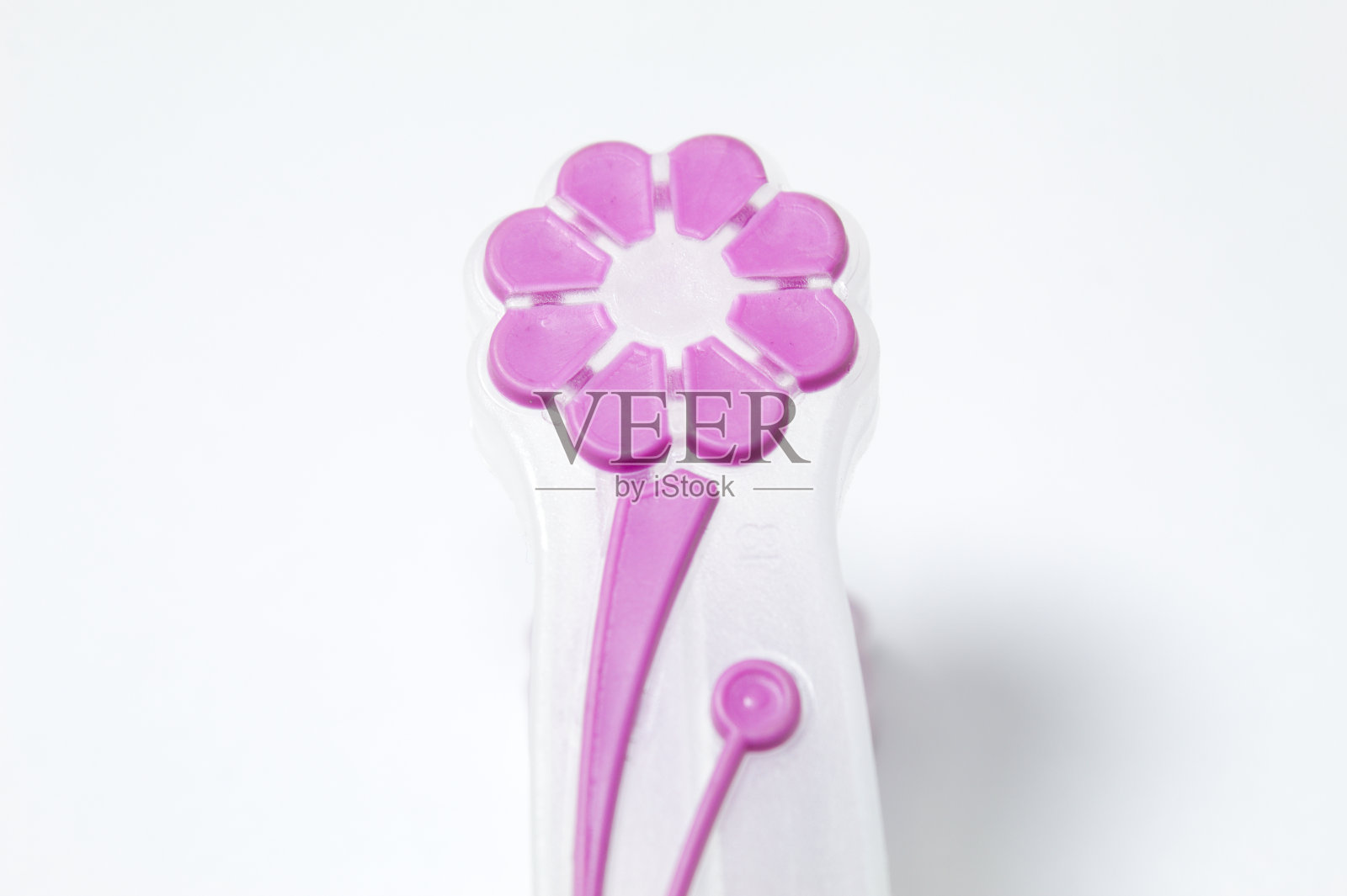 塑料花与白色的背景照片摄影图片