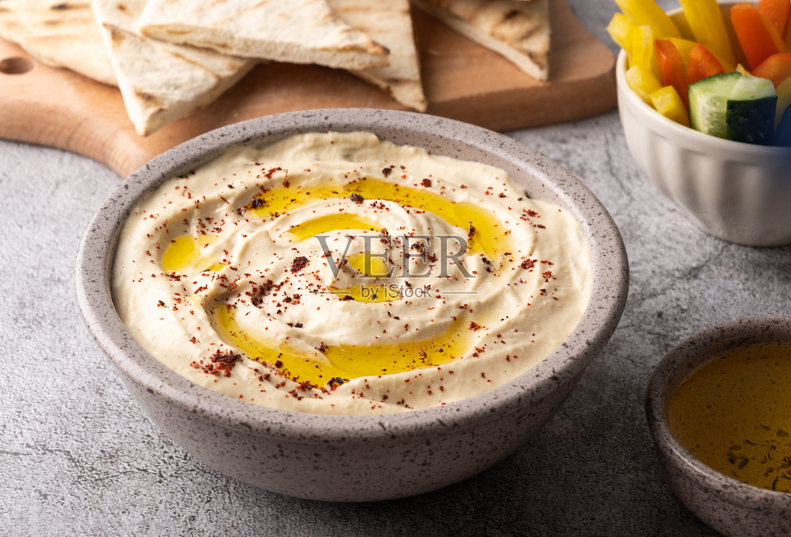 用橄榄油调味的鹰嘴豆泥的特写镜头。照片摄影图片