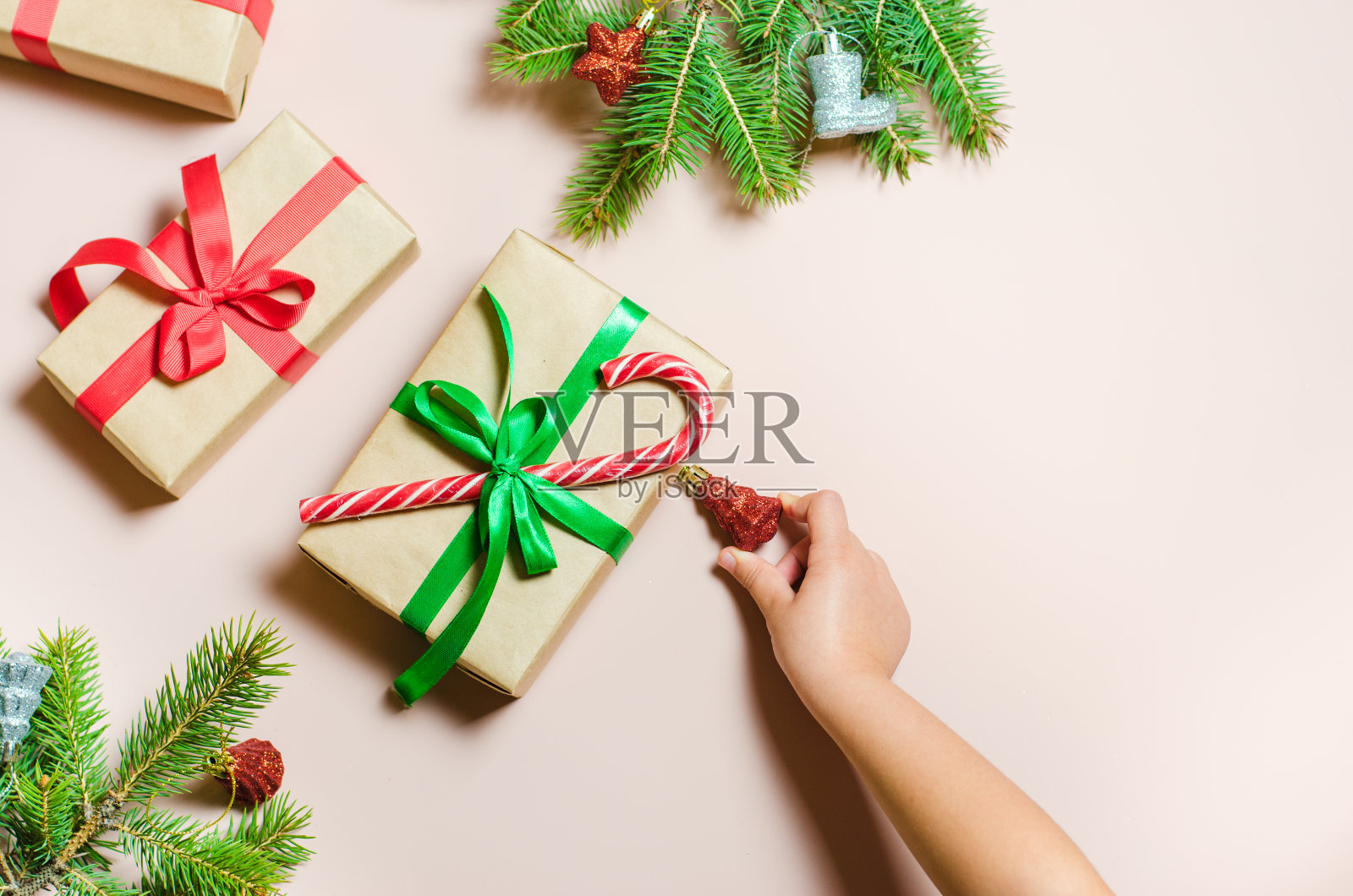 孩子用圣诞装饰品装饰云杉树枝照片摄影图片