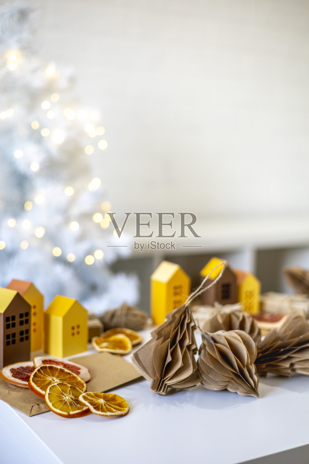 diy家居装饰。完全可回收的节日装饰。照片摄影图片