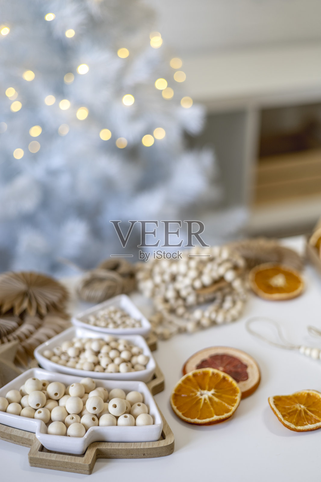 木制的圣诞装饰，可重复使用的可回收纸礼品包装替代零浪费概念照片摄影图片