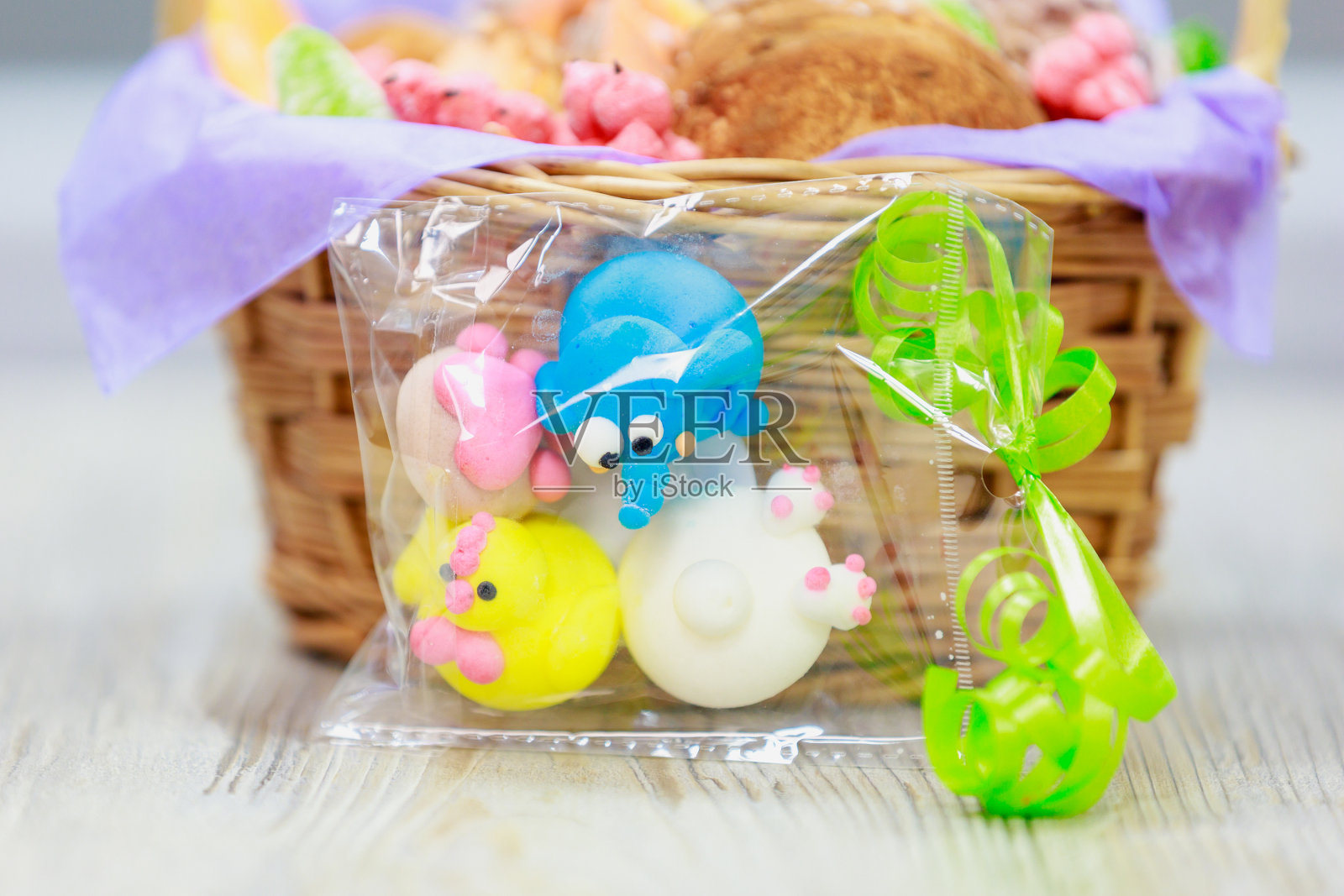 可食用的礼物可爱的棉花糖动物。有选择性的重点。带有复制空间的背景照片摄影图片