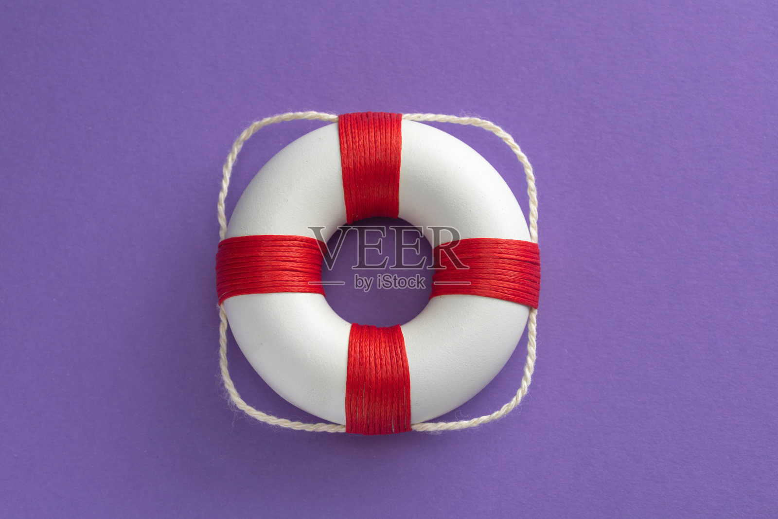 紫色背景上的救生圈照片摄影图片