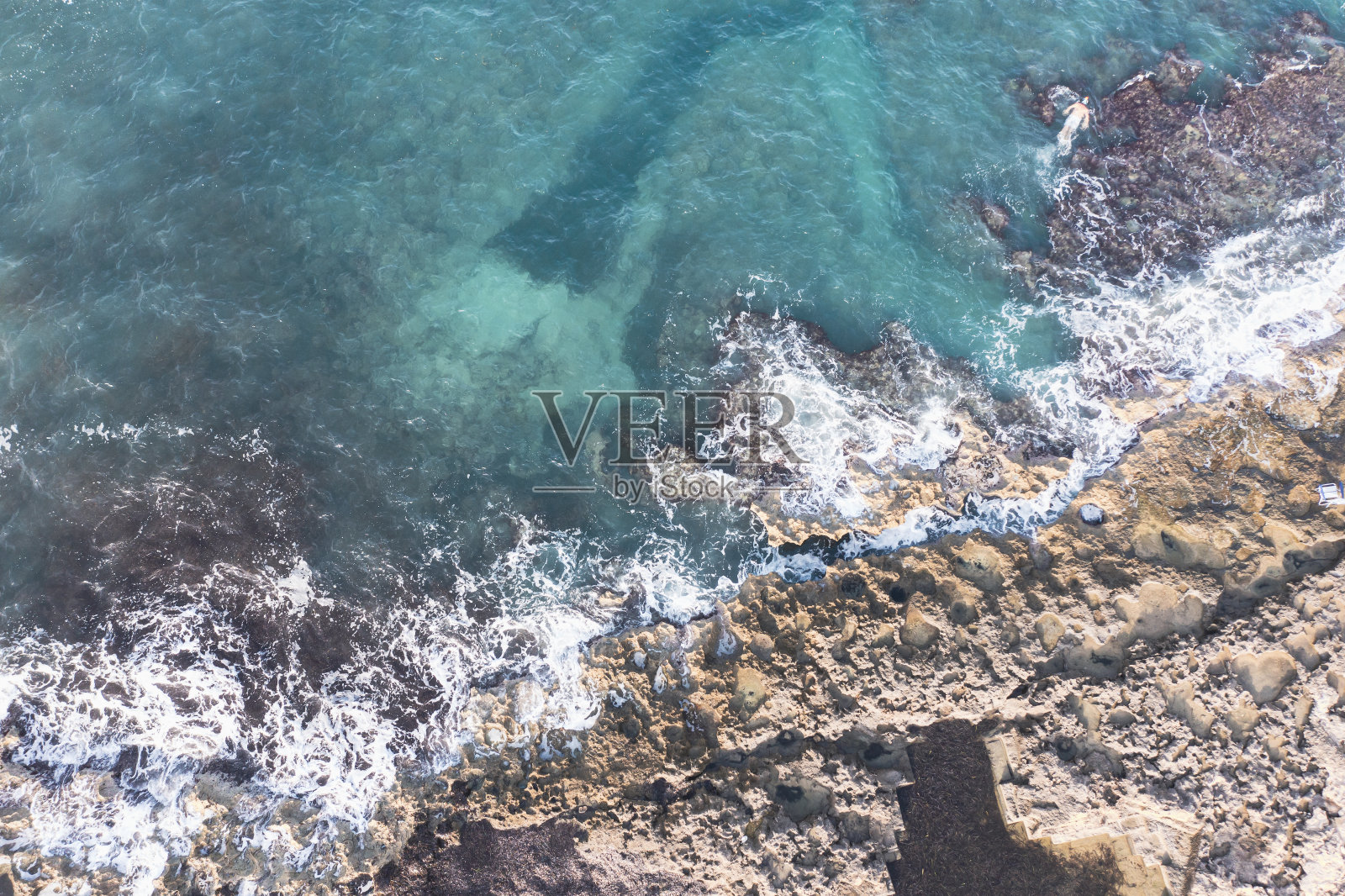 海浪拍打海滩的鸟瞰图照片摄影图片