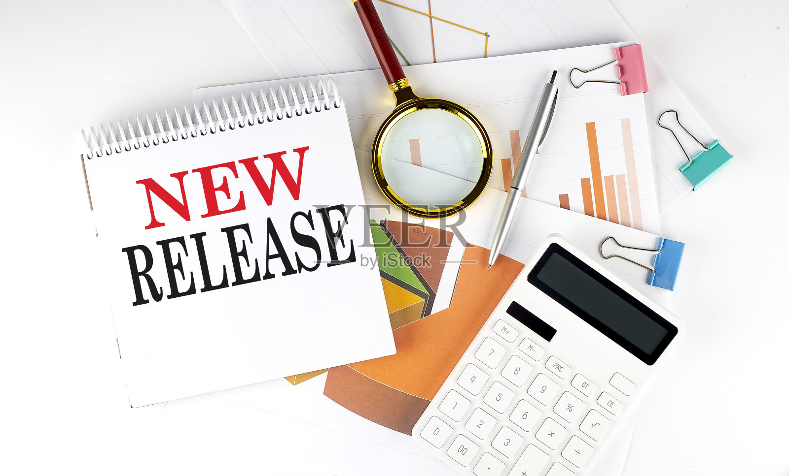 白色记事本文本新发布与图表，图表，计算器在白色背景照片摄影图片
