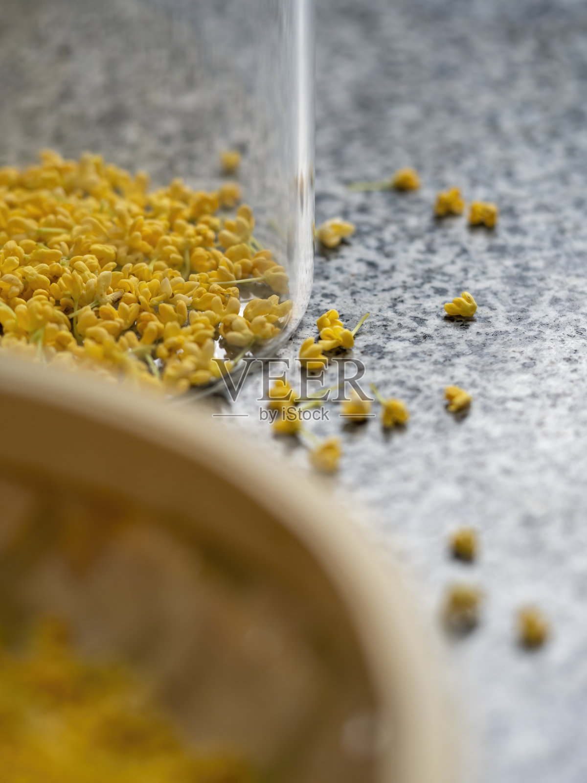 掉落的桂花被收集在瓶子里照片摄影图片