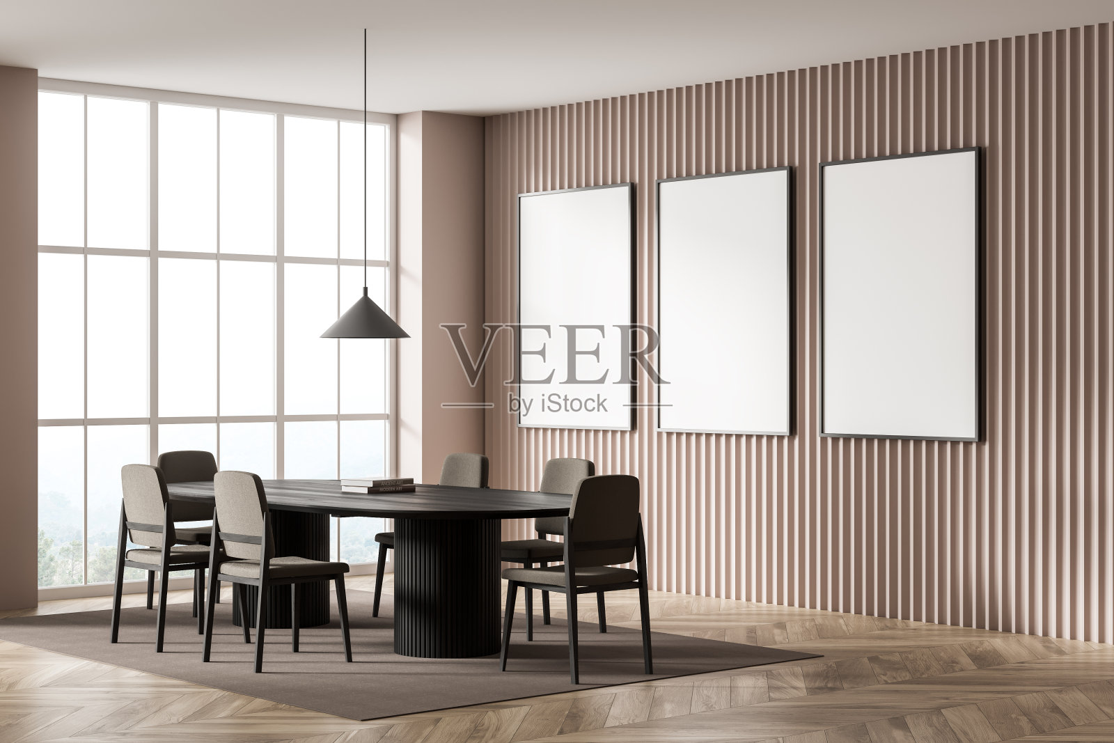 角落视图明亮的画廊室内与三张海报照片摄影图片