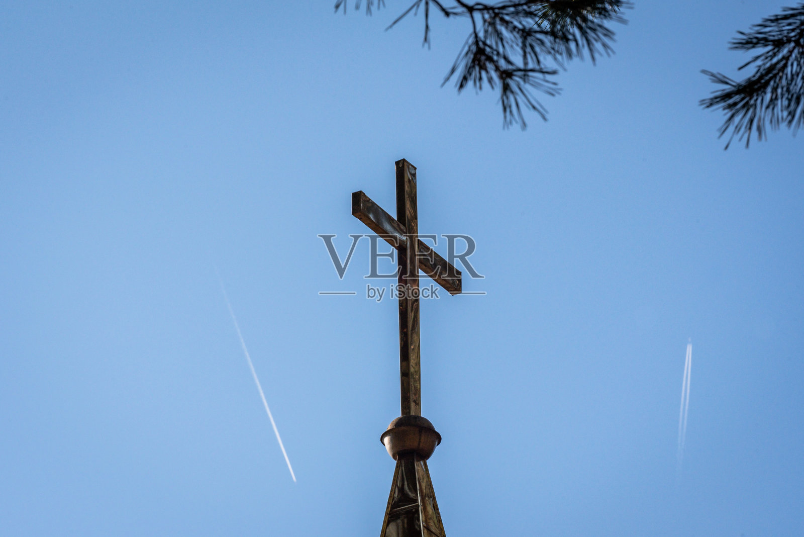秋天的风景和一个古老的小教堂在一个山村照片摄影图片