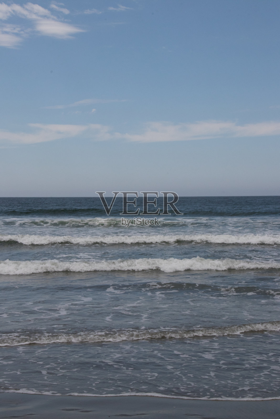 海浪拍打着海滩照片摄影图片