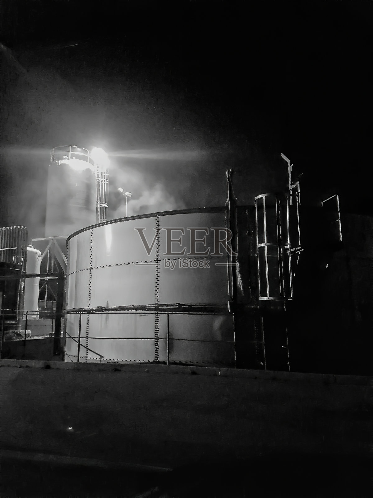 西班牙马德里，2019年6月14日:黑白图片，一座现代化工厂的铝制储罐照片摄影图片