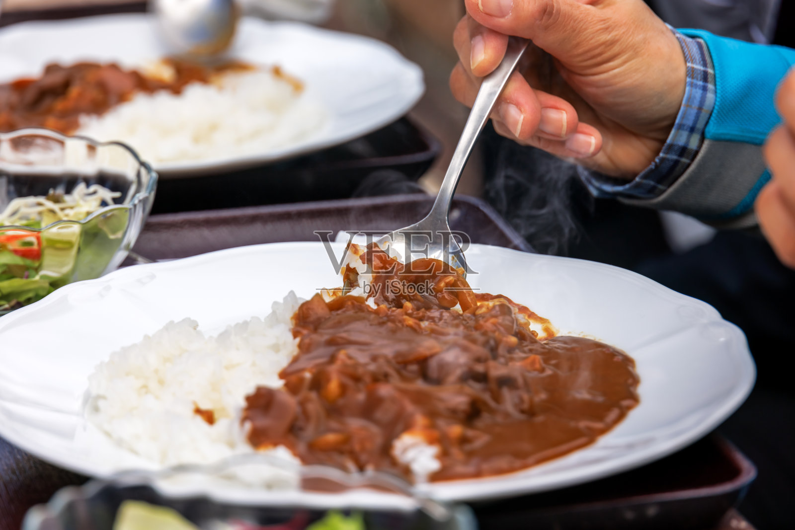 温暖美味的咖喱米饭和新鲜沙拉照片摄影图片