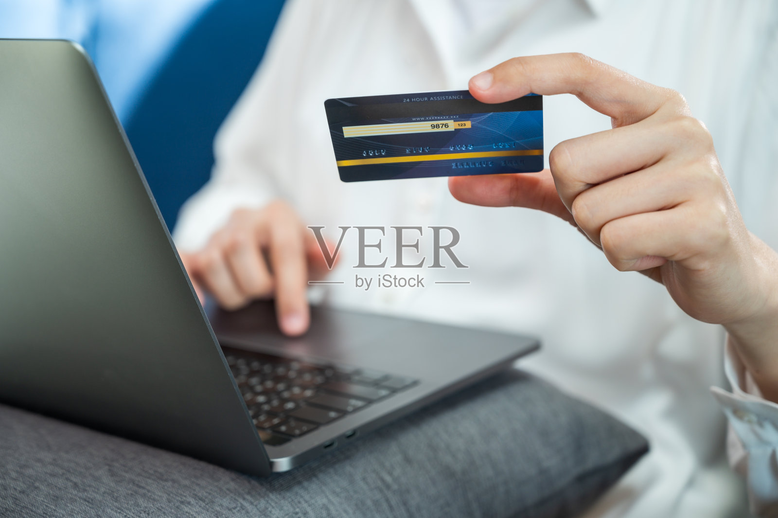 女性手持信用卡和智能手机通过移动应用进行网上购物。在线交易概念技术在日常生活中的应用照片摄影图片