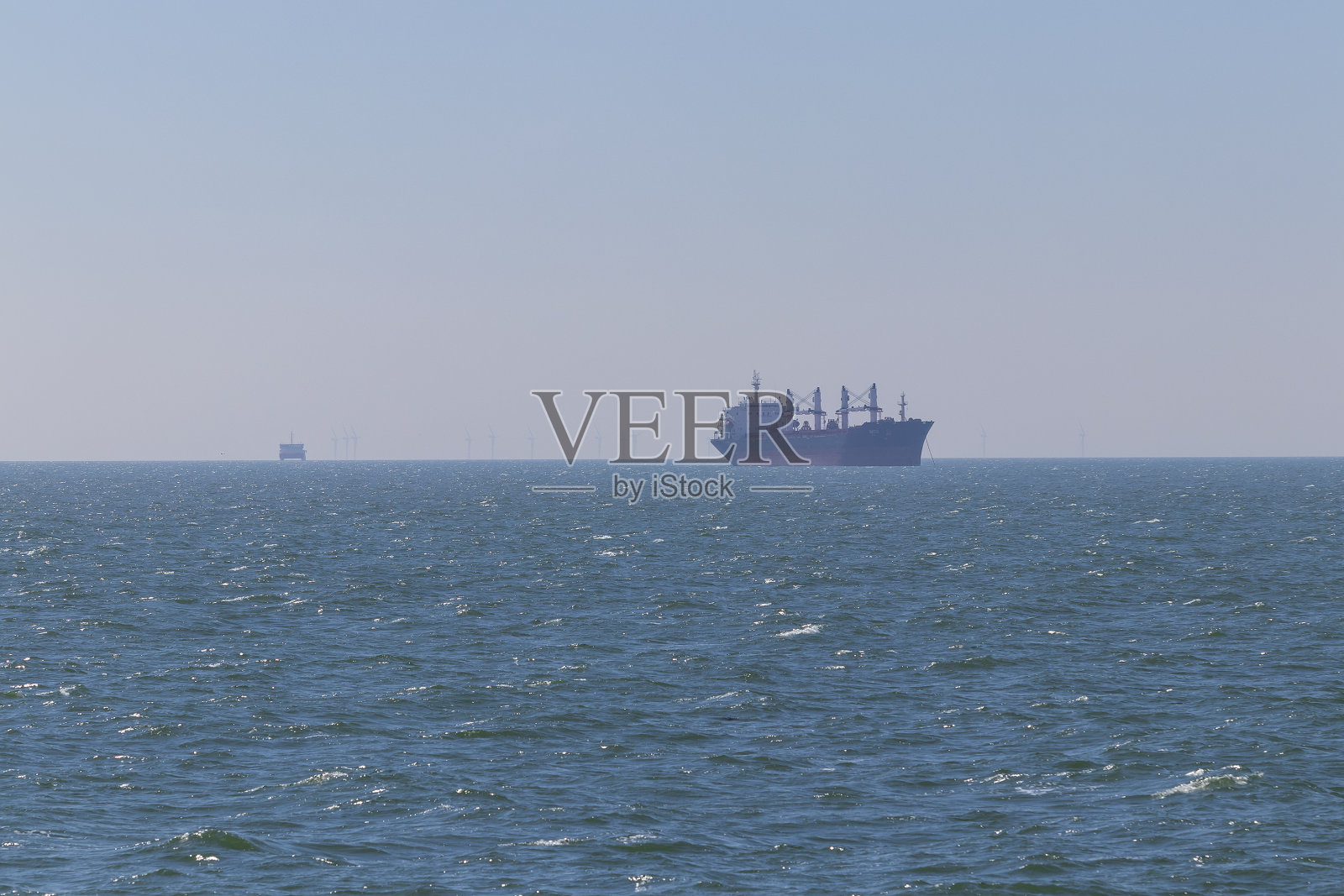 一艘环绕德国库克斯港航行在北海的大型货船照片摄影图片