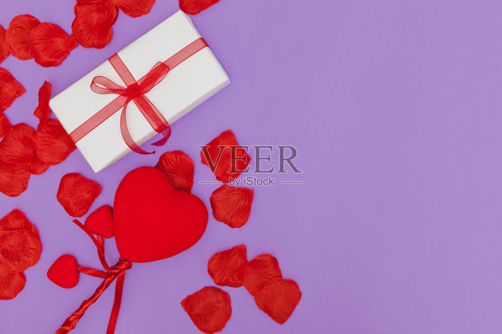 心，红花瓣和带丝带的礼物照片摄影图片