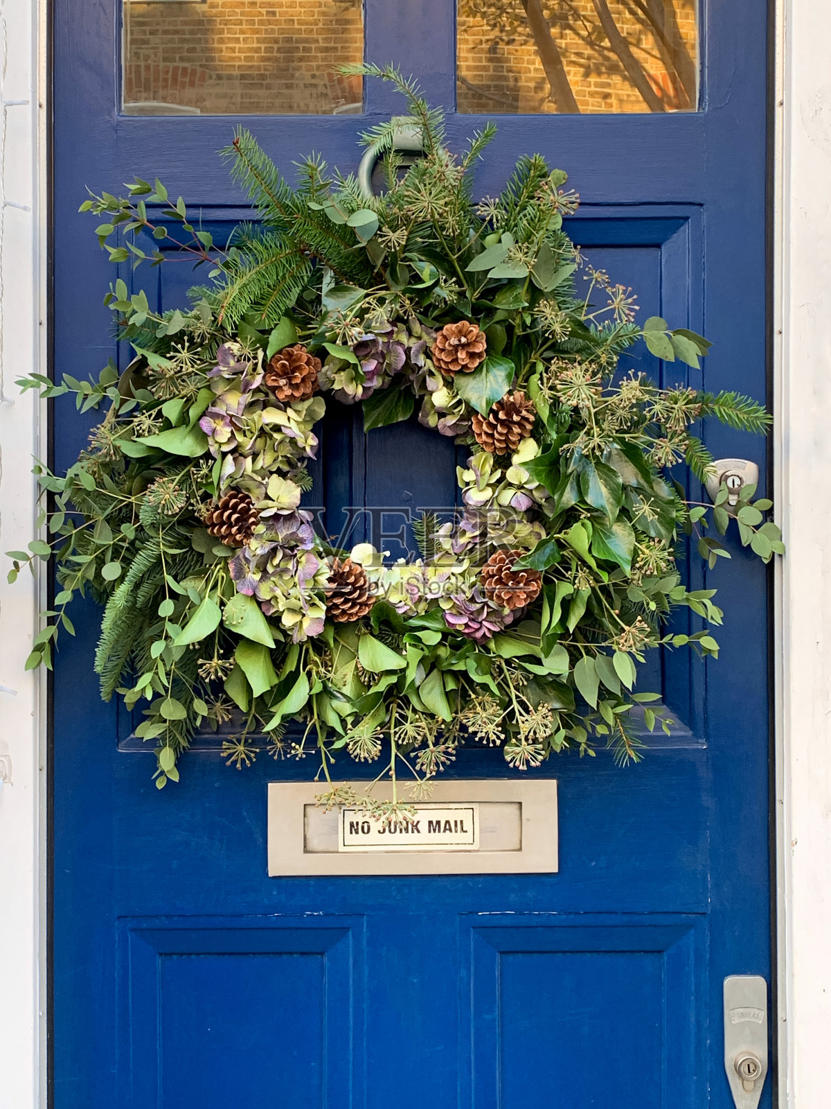 木制门上的圣诞花环照片摄影图片