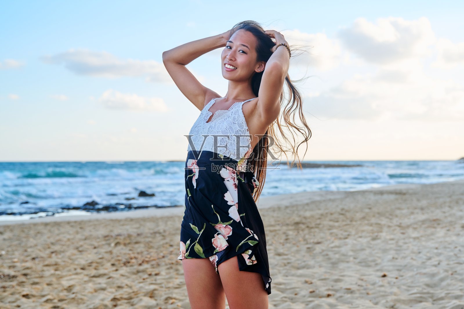 美丽的肖像，一个美丽的年轻女子长头发在海滩上照片摄影图片