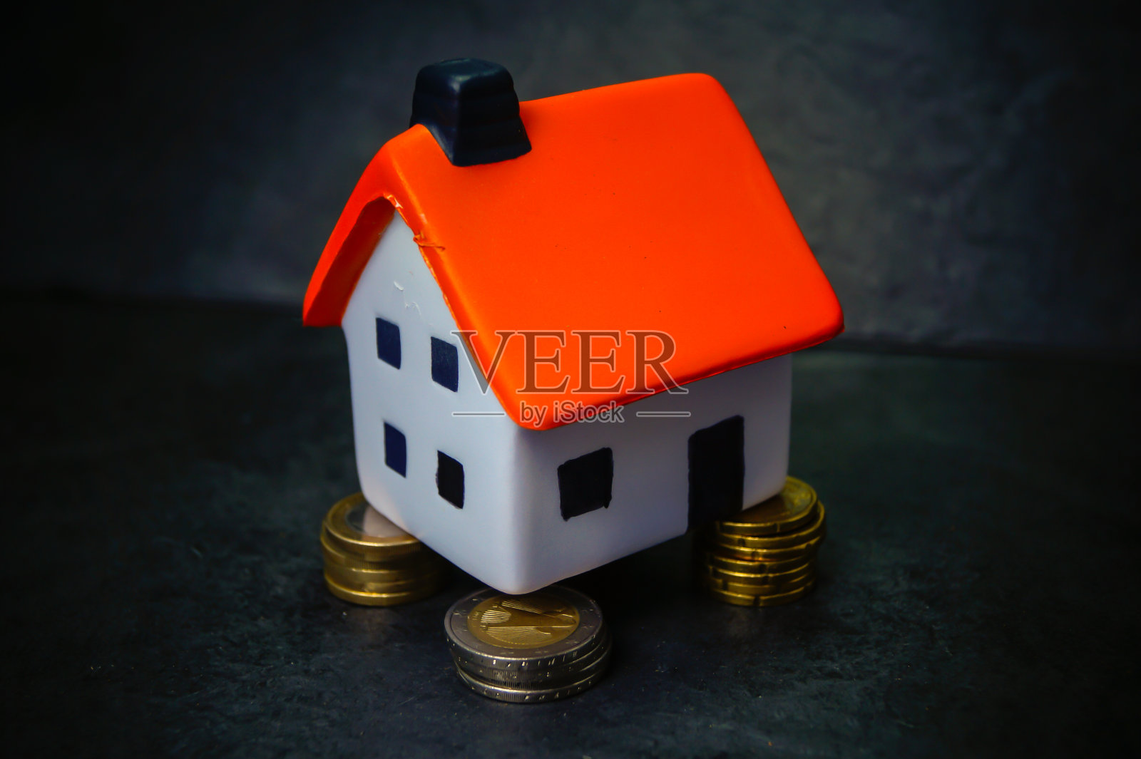 有欧元硬币的小房子照片摄影图片