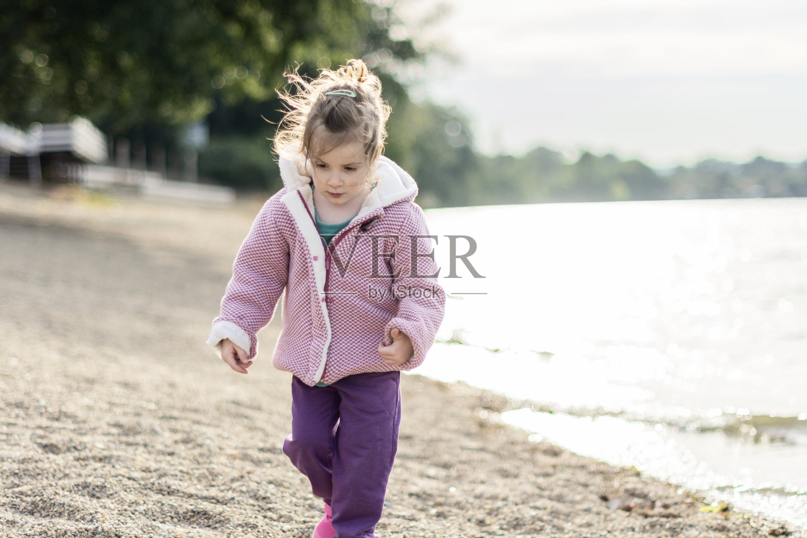 在海滩上散步的孩子照片摄影图片