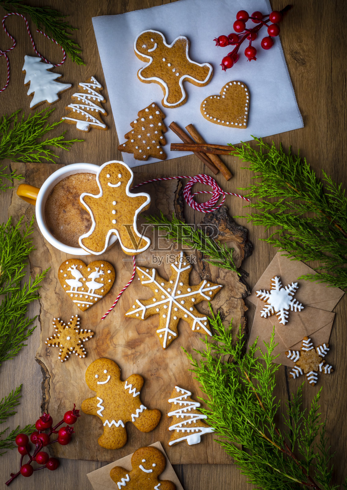 圣诞节自制姜饼饼干在木桌上照片摄影图片