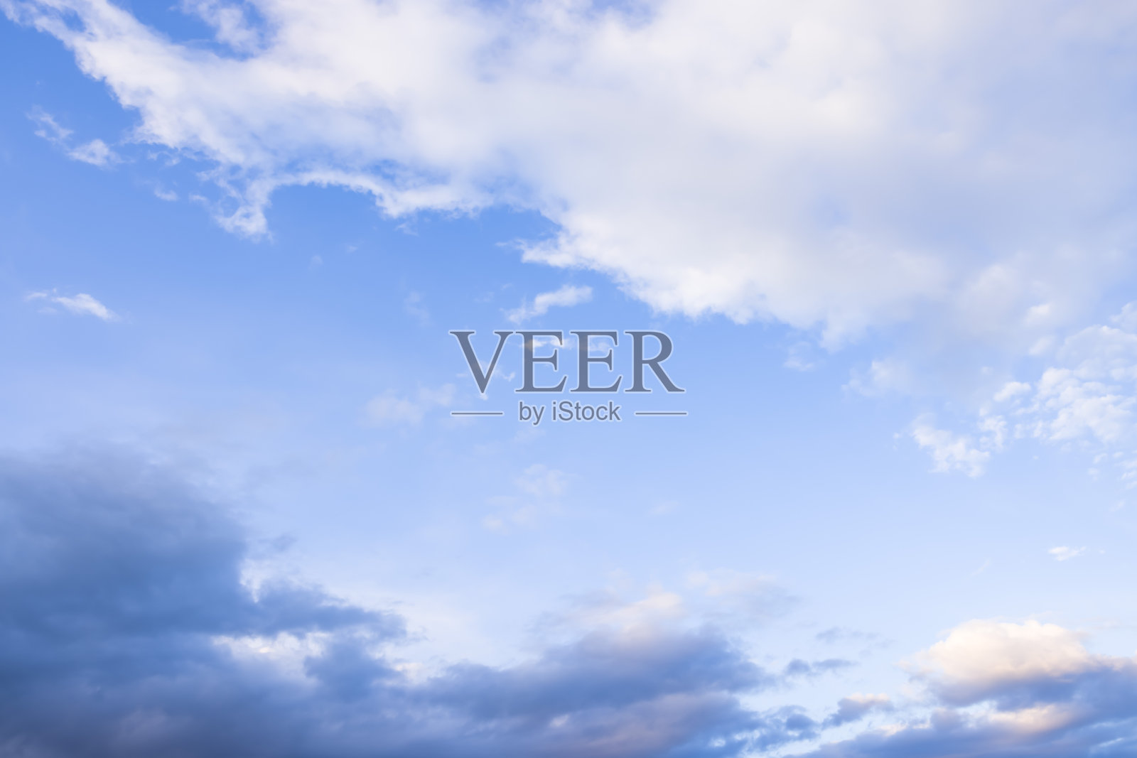 蓝天下乌云密布照片摄影图片