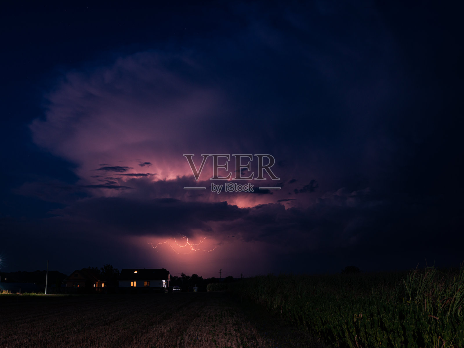 粉色闪电照亮了罗马尼亚上空的雷雨云照片摄影图片