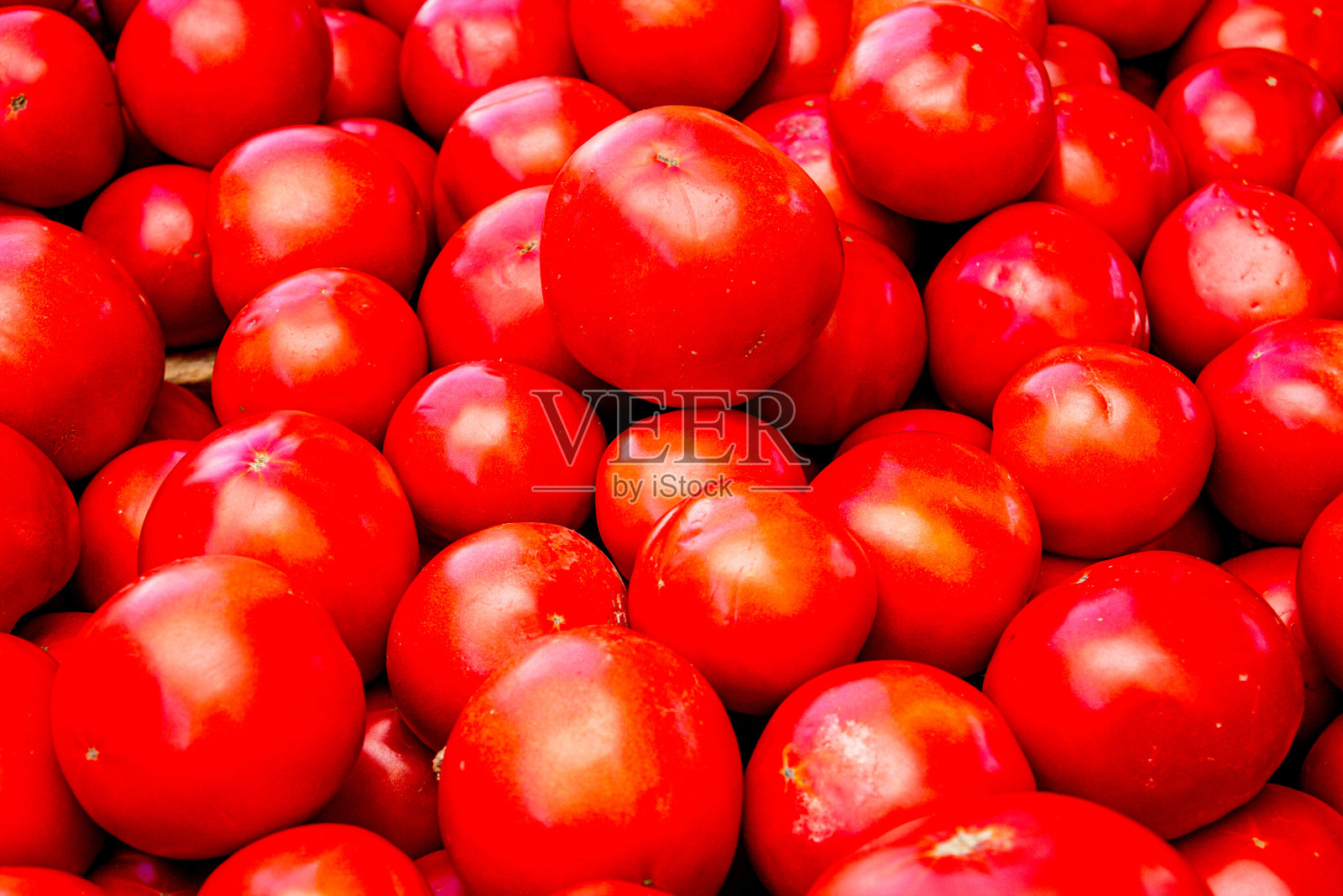 露天市场柜台上出售的西红柿。照片摄影图片