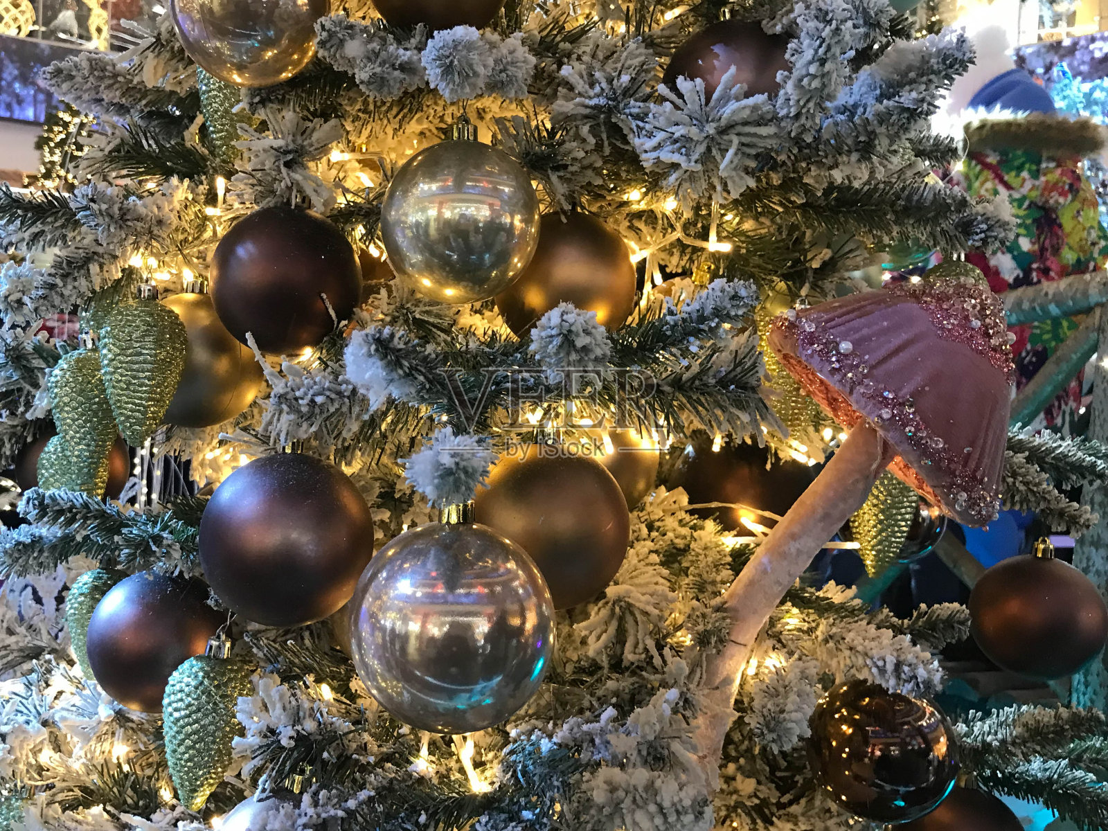 闪亮的雪花，积雪的冷杉背景。新年和圣诞寒假概念。横幅。本空间照片摄影图片