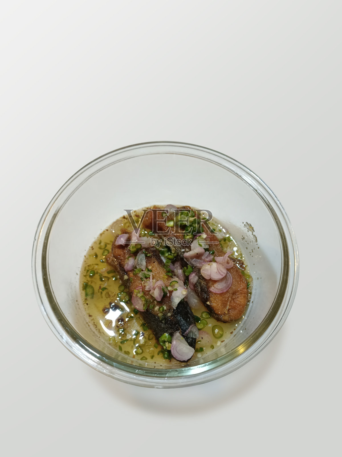 俯视图两咸鲭鱼片在玻璃杯中，在白色背景上，食物，动物，复制空间照片摄影图片