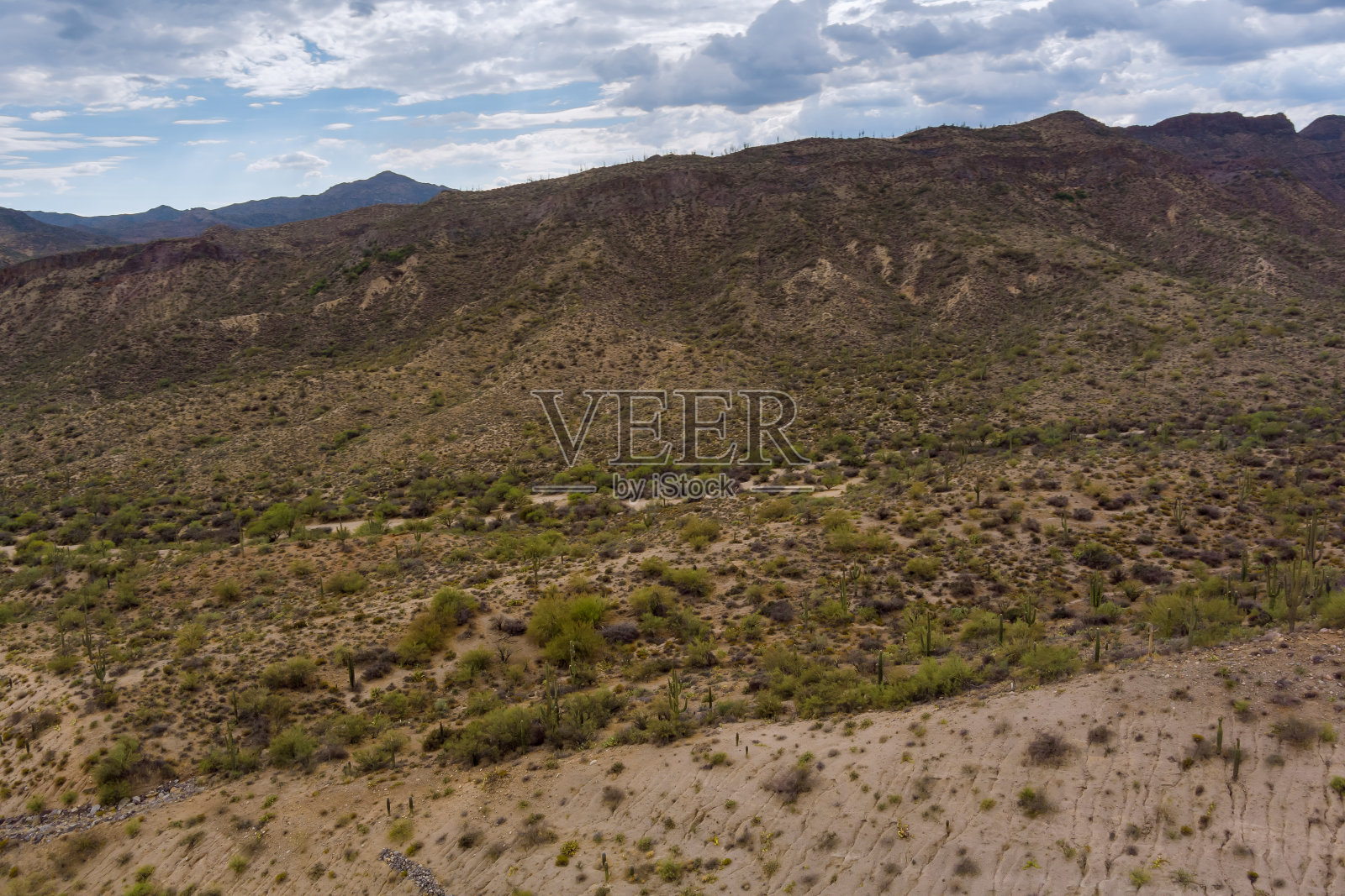 鸟瞰亚利桑那州高沙漠中的岩石山脉照片摄影图片
