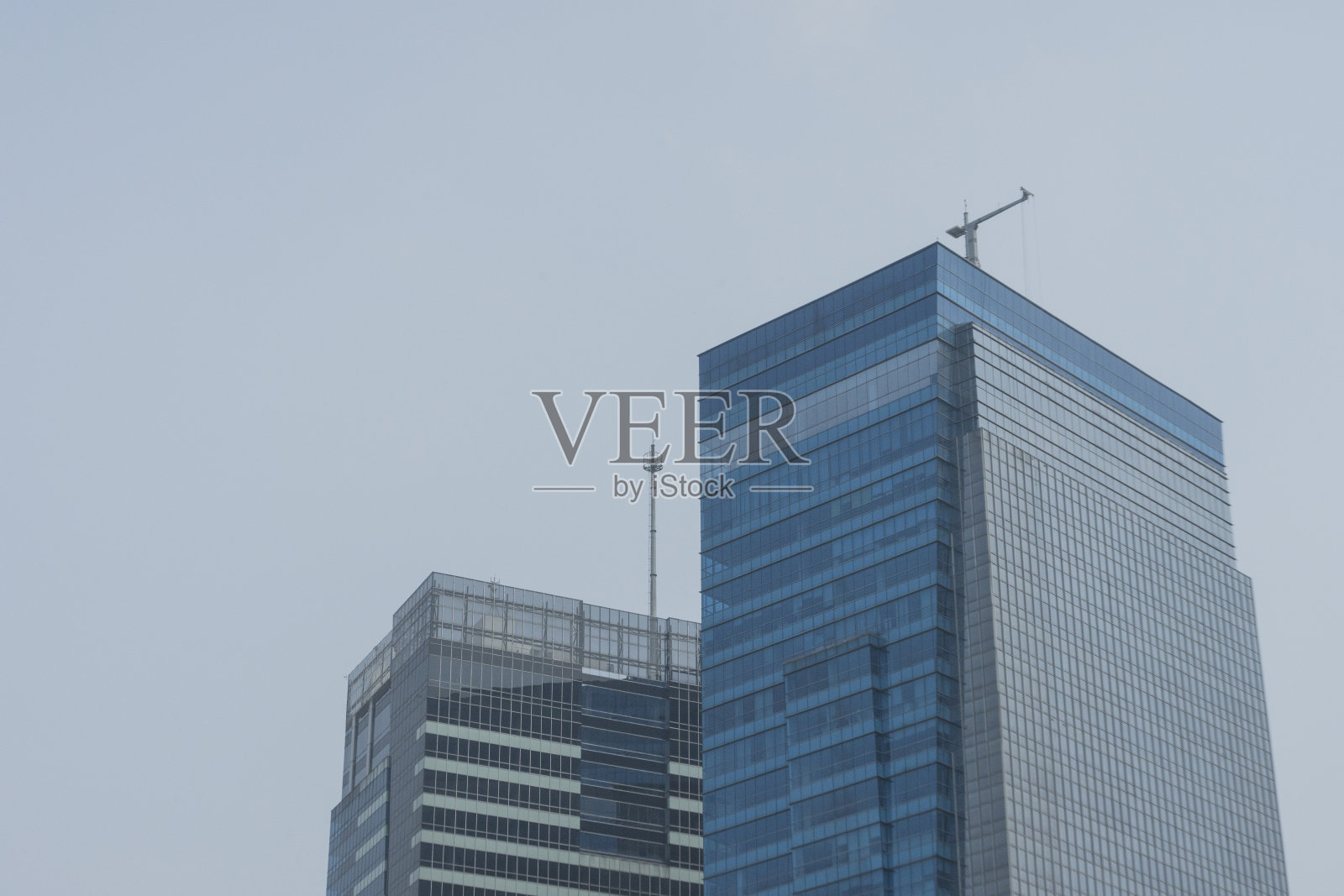 雅加达商业区的摩天大楼在晴朗的下午蓝天下照片摄影图片