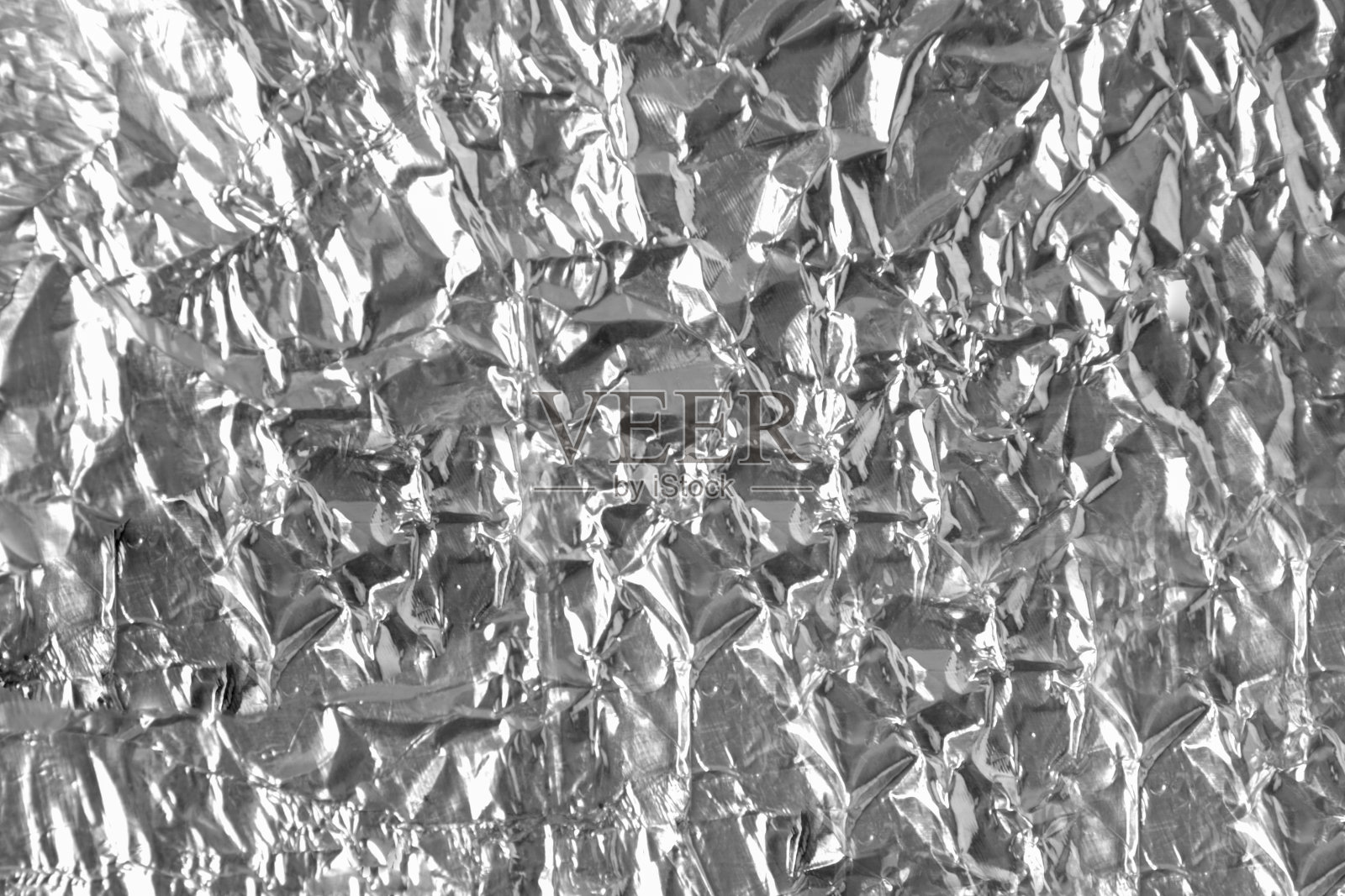 箔片皱巴巴的旧银色背景抽象纹理图案设计美观。照片摄影图片