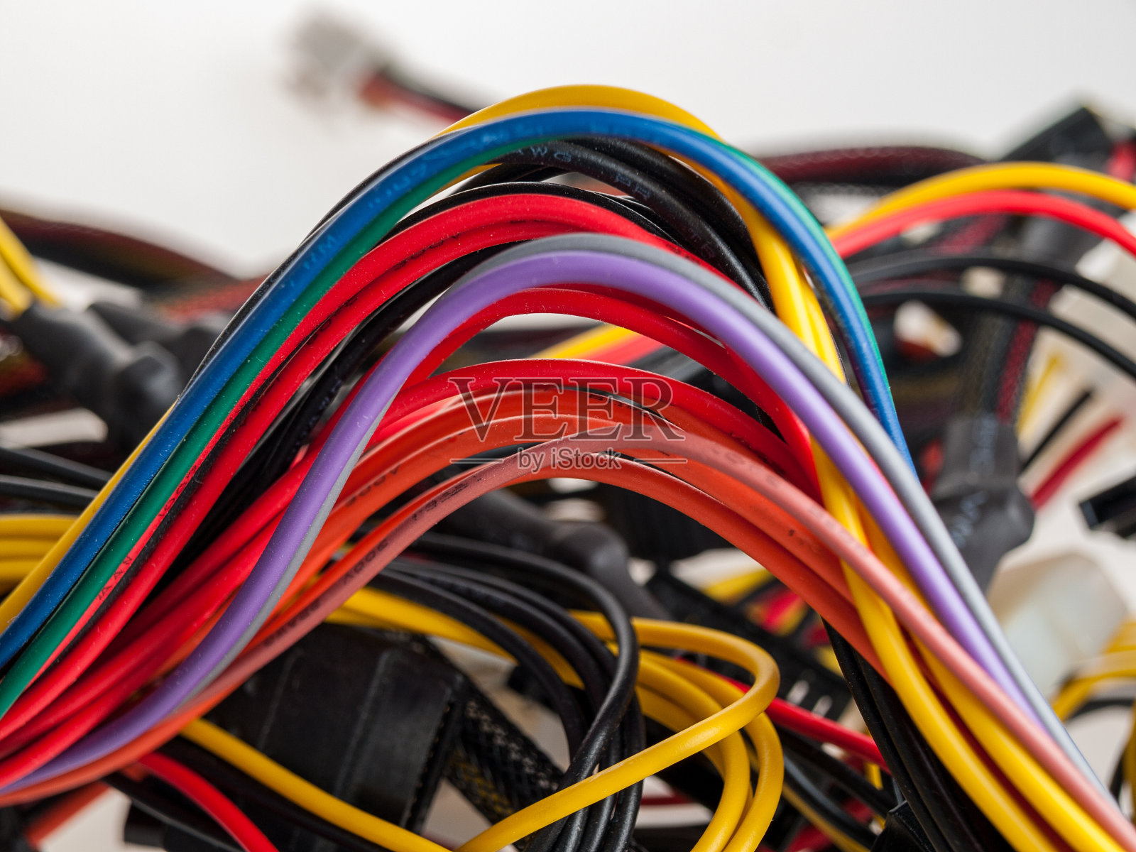 编织中的电线特写和背景，用于连接电器的彩色电线照片摄影图片