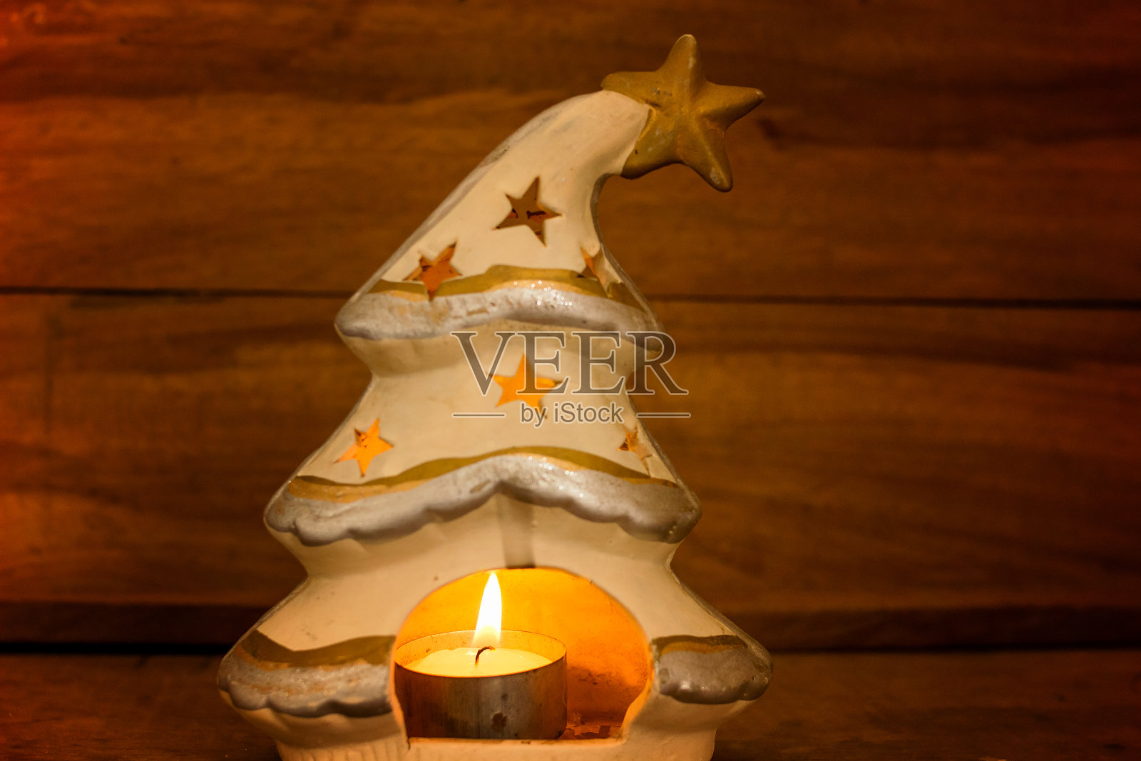 蜡烛在圣诞树的形状与燃烧的蜡烛-特写照片摄影图片