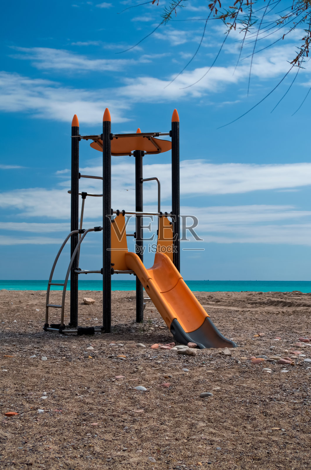 孩子们在沙滩上的游戏照片摄影图片