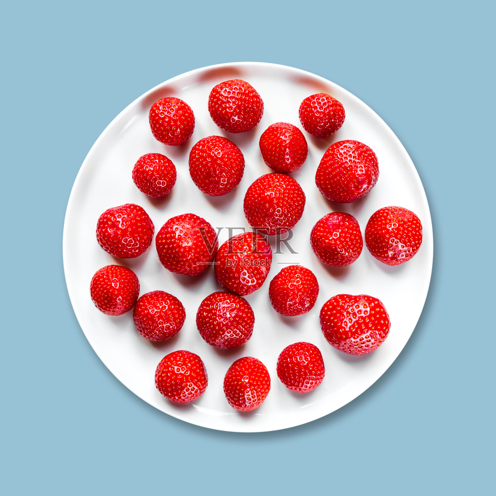 盘子里的草莓。灰色背景照片摄影图片