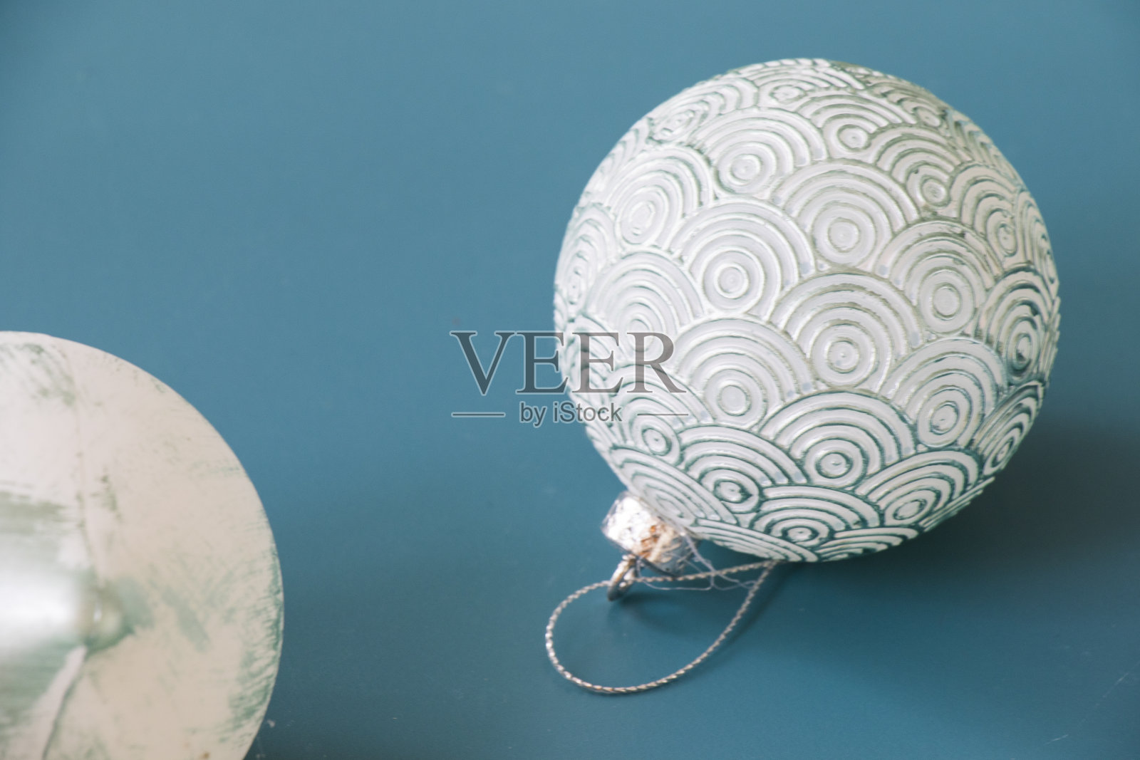 新年玩具，圣诞树玩具，白色和灰色的玩具在蓝色的背景上，日光照片摄影图片