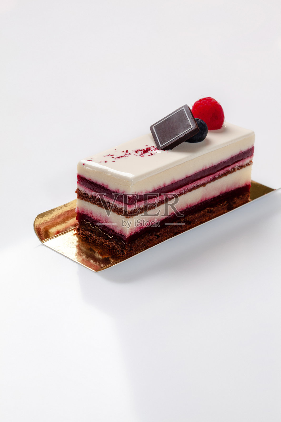 覆盆子甜点片，巧克力海绵蛋糕，奶油芝士慕斯和浆果果冻照片摄影图片