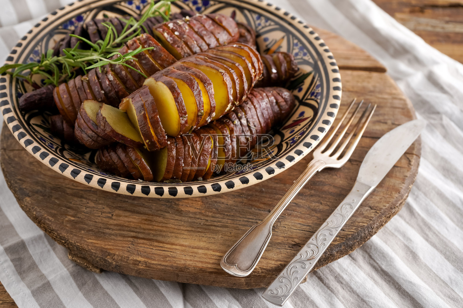 甘薯-在平底锅中煮的甘薯块茎。用香料和盐煎烤。切成块和片。健康食品特写俯视图照片摄影图片