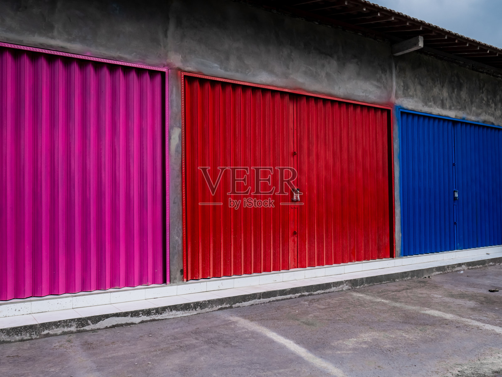 村里的店屋有彩色的门照片摄影图片