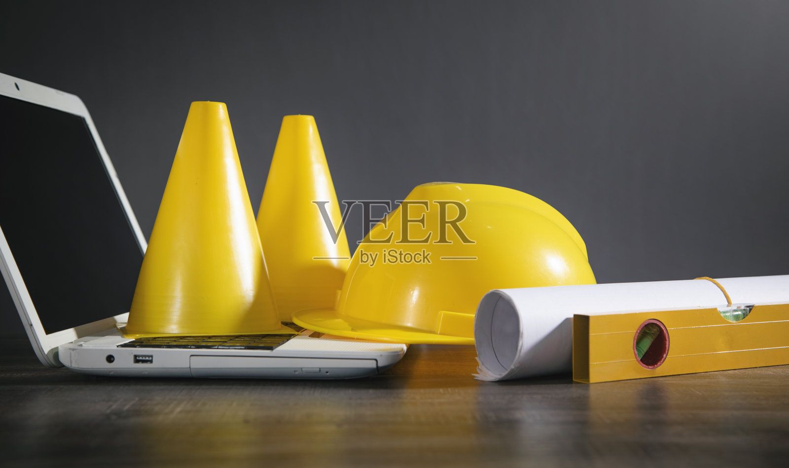 黄色交通锥，头盔，文件和笔记本电脑。在建设中照片摄影图片