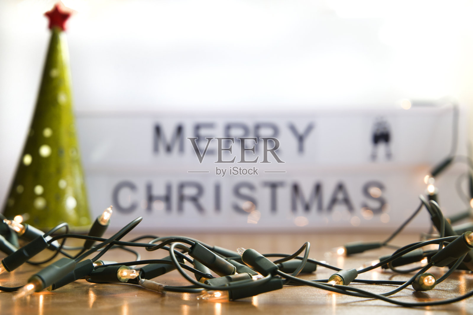 圣诞彩灯与无焦点海报在背景照片摄影图片