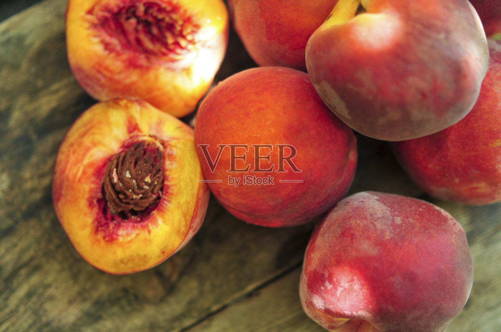 新鲜多汁的桃子与叶在黑色的木制乡村背景照片摄影图片