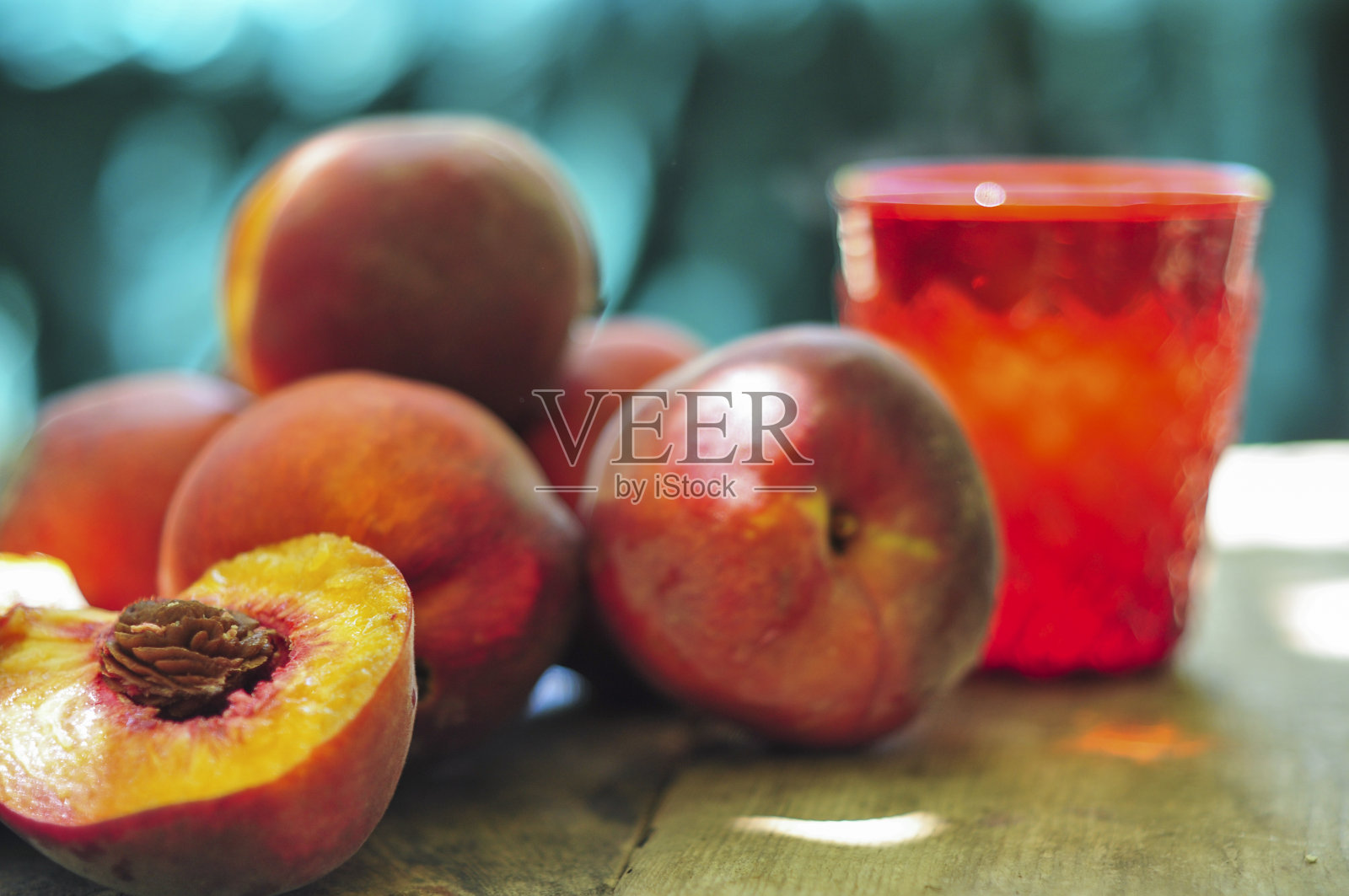 新鲜多汁的桃子与叶在黑色的木制乡村背景照片摄影图片