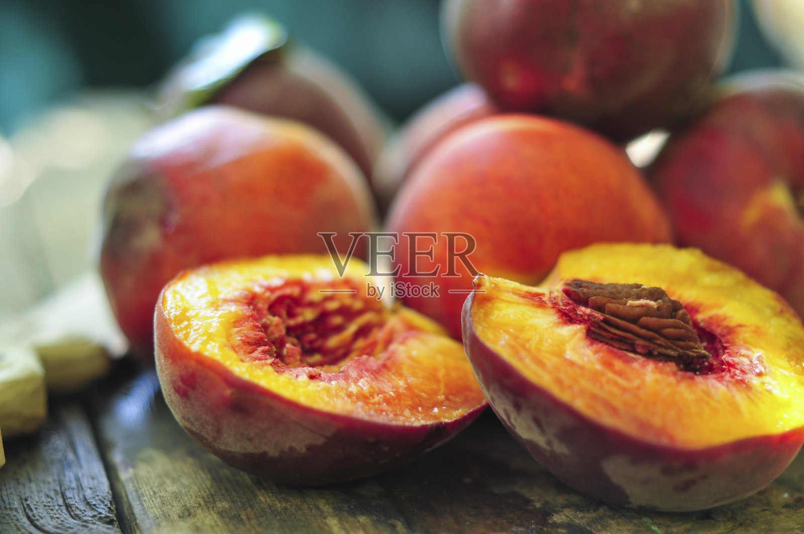 新鲜多汁的桃子与叶在黑色的木制乡村背景照片摄影图片