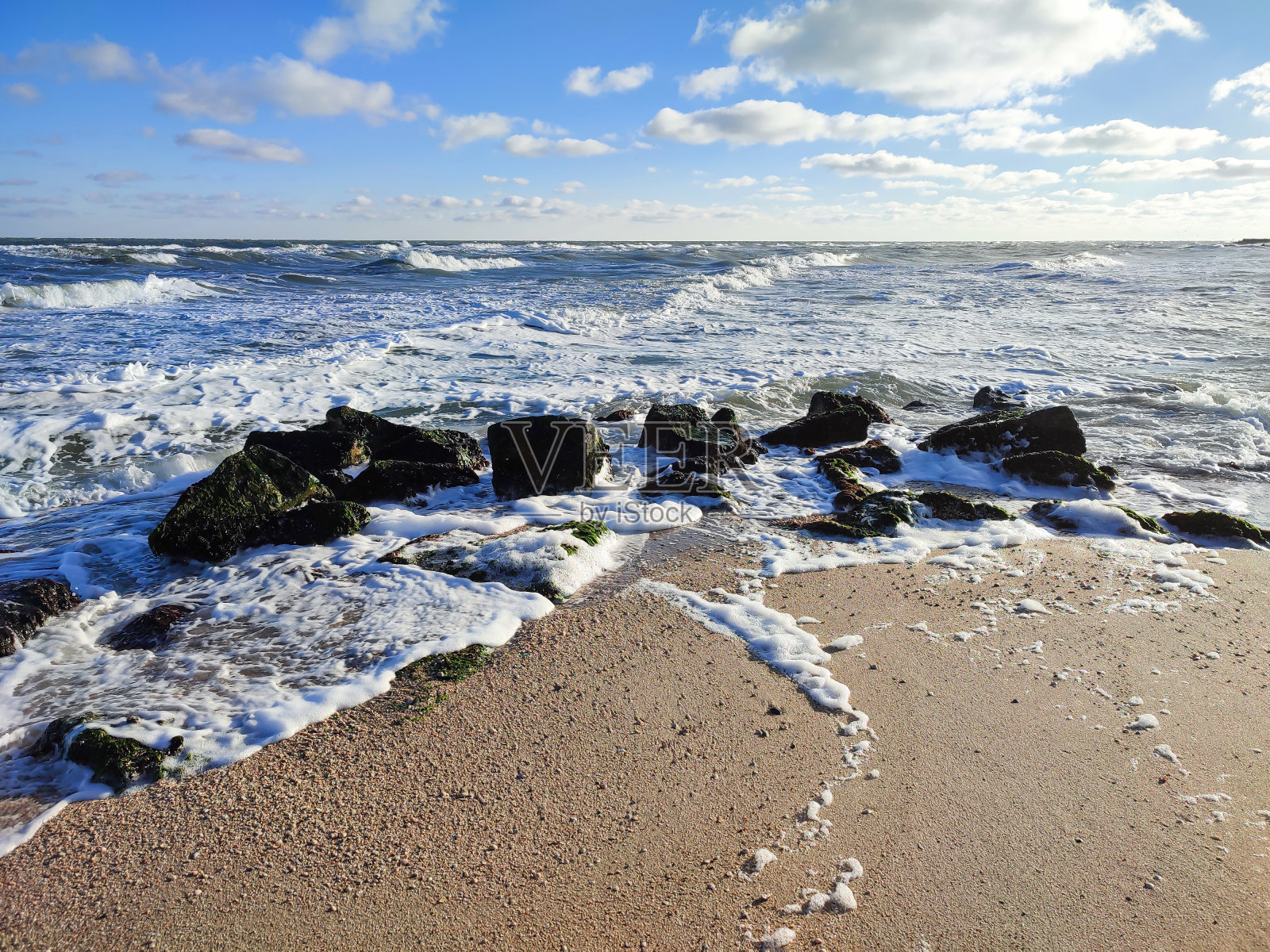 蔚蓝多云的天空和美丽的海浪照片摄影图片