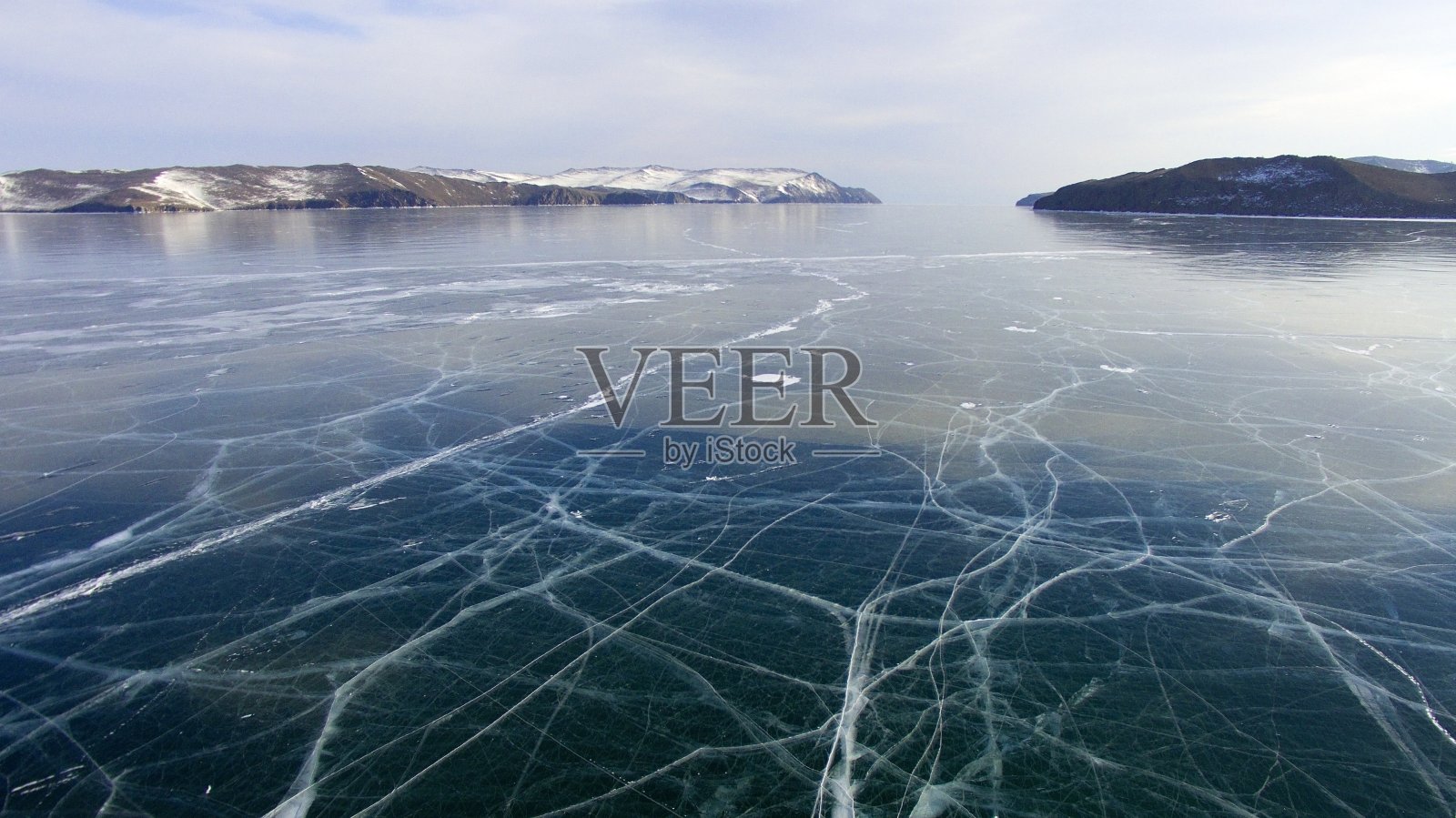 令人惊叹的无人机拍摄冰冻的俄罗斯贝加尔湖照片摄影图片