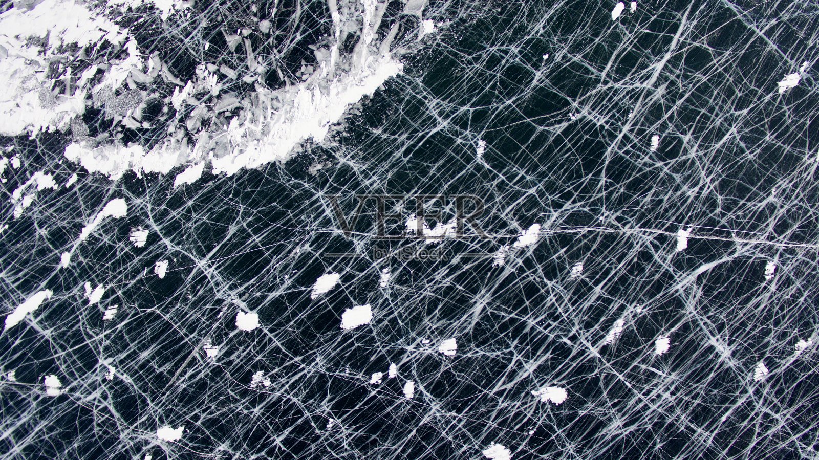 令人惊叹的无人机拍摄冰冻的俄罗斯贝加尔湖照片摄影图片