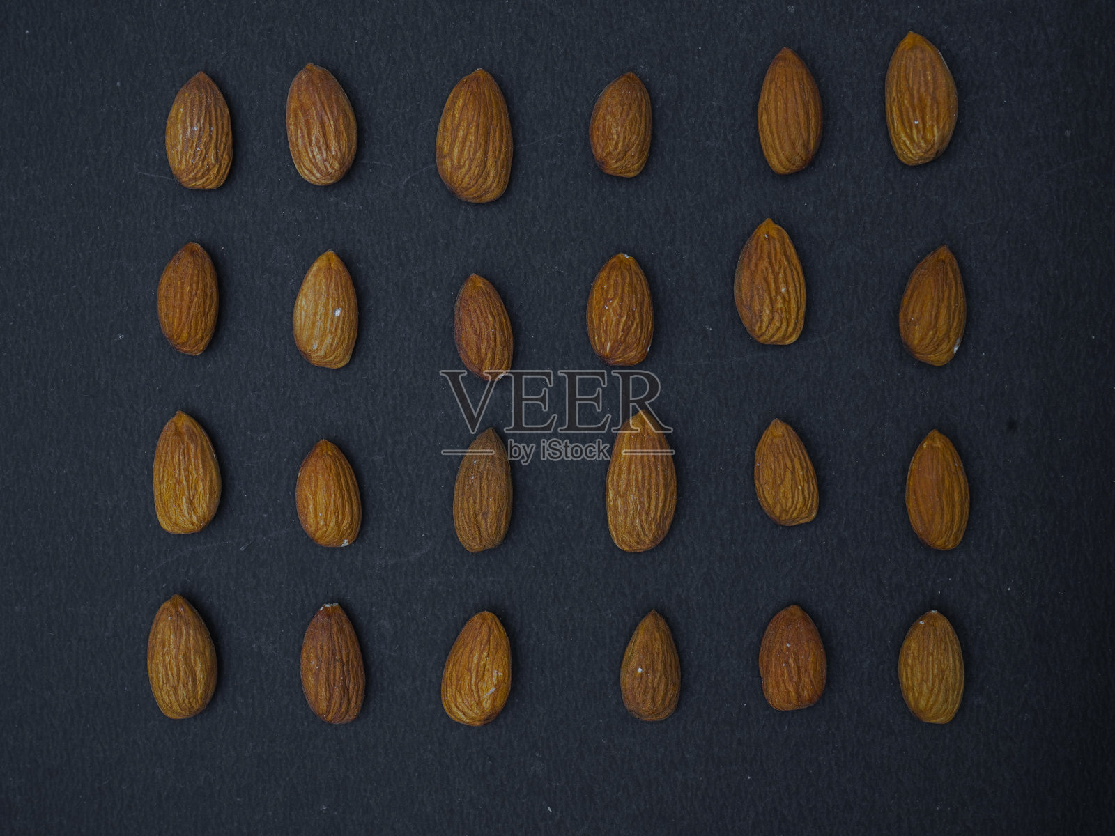 黑底杏仁照片摄影图片