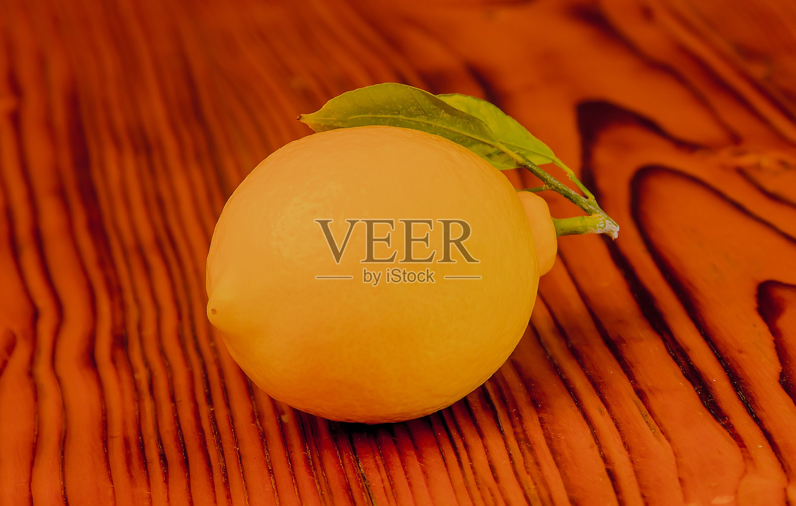 美丽多汁的黄色柠檬与叶子。照片摄影图片