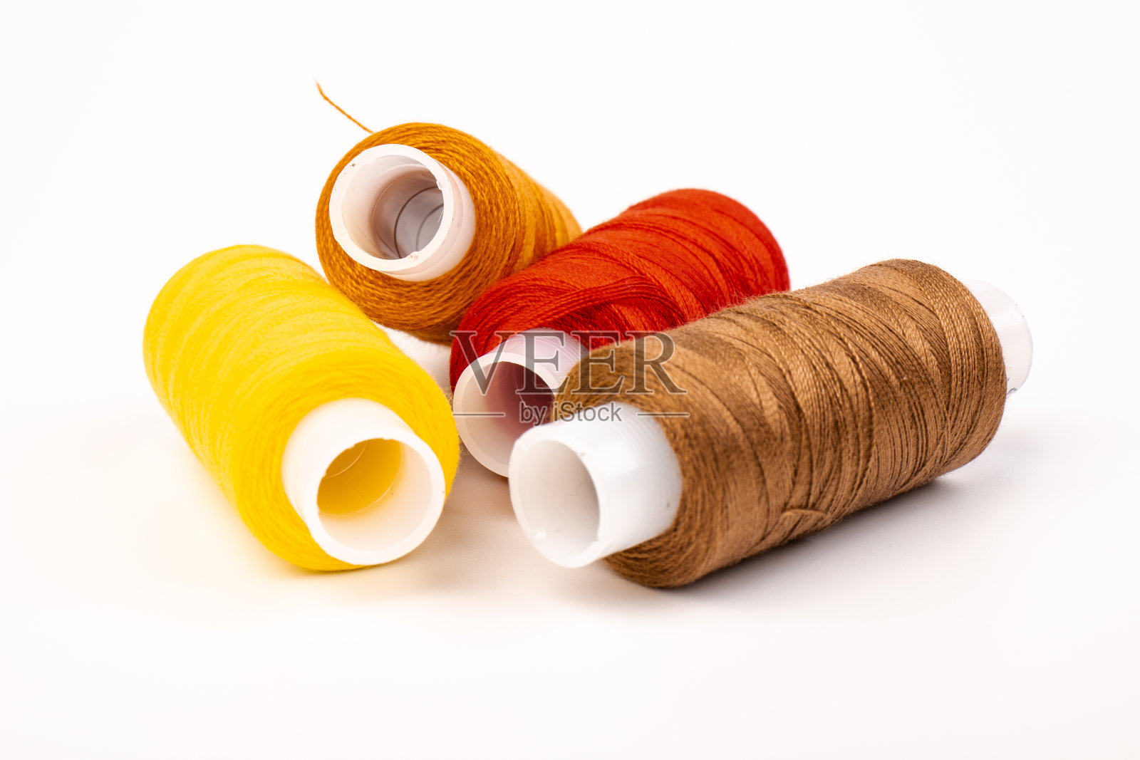 颜色缝纫线孤立在白色的背景。不同的颜色。明亮的底线。照片摄影图片